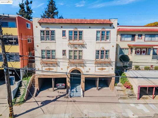 Exterior, Facade, Rowhouse