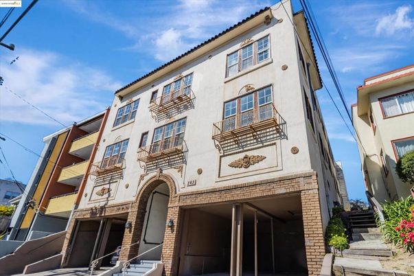 Exterior, Facade, Rowhouse