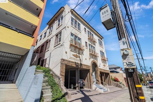 Exterior, Facade, Rowhouse