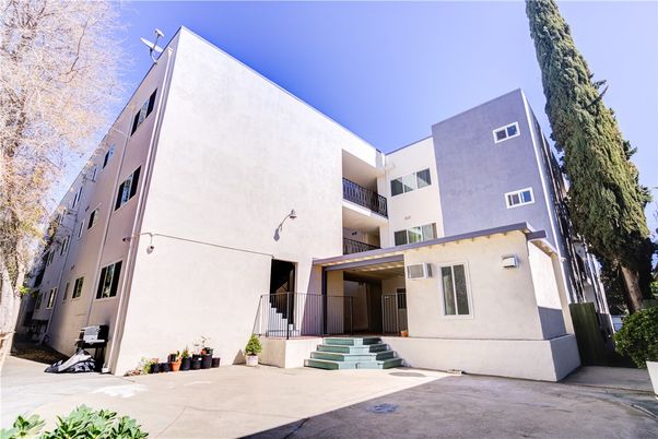 Exterior, Facade, Modern