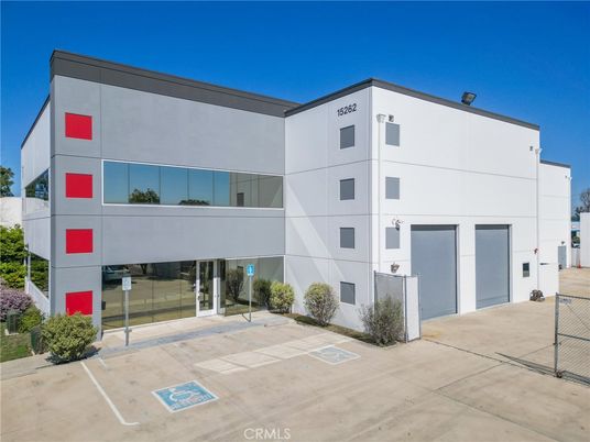 Attached, Exterior, Facade, Modern