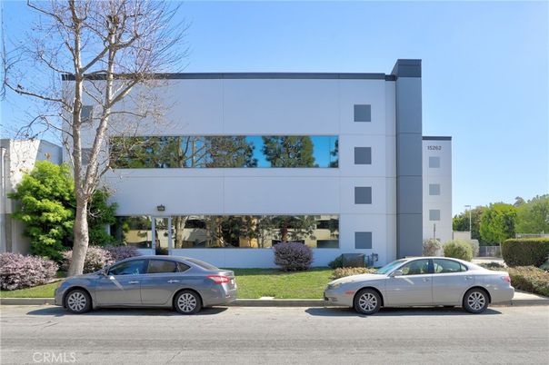 Exterior, Facade, Modern