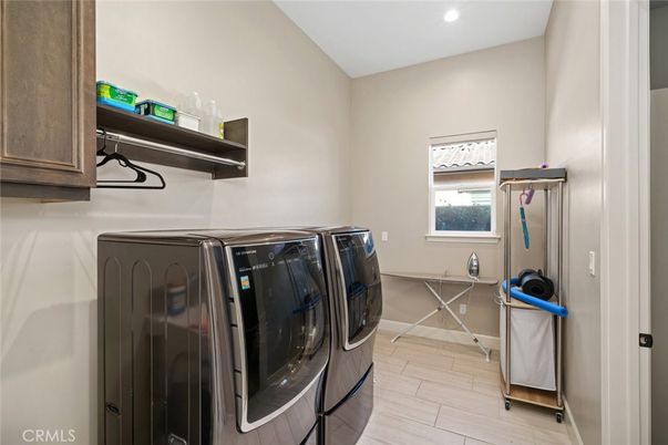 Interior, Recessed Lighting, Washer, Wood Texture Flooring
