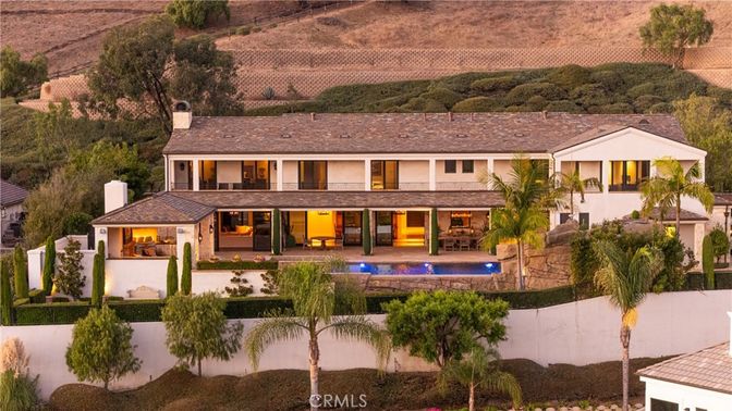 Backyard, Exterior, Facade, Pool, Modern