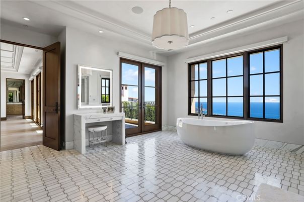 Bathroom, Free Standing Baths, Interior, Recessed Lighting, Water