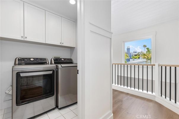 Interior, Recessed Lighting, Washer, Wood Texture Flooring