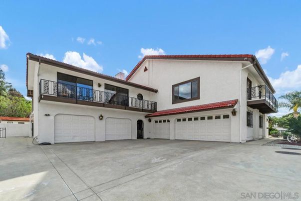 Attached, Exterior, Facade, Mediterranean
