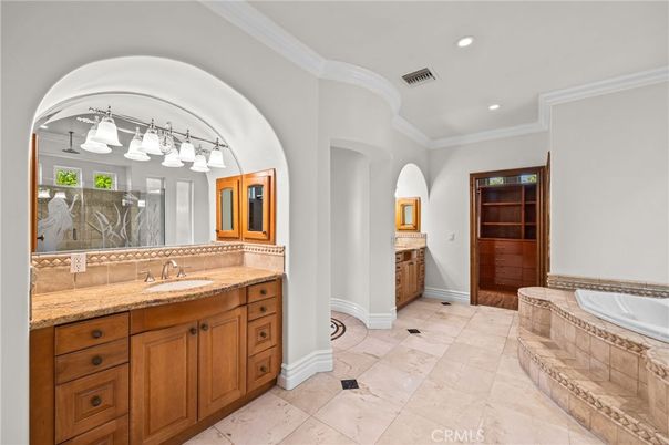 Bathroom, Dual Sink Vanities, Interior, Recessed Lighting