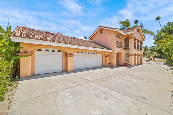 Attached, Exterior, Facade, Mediterranean