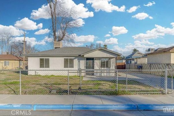Exterior, Facade, Ranch