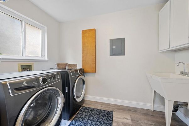 Interior, Washer, Wood Texture Flooring