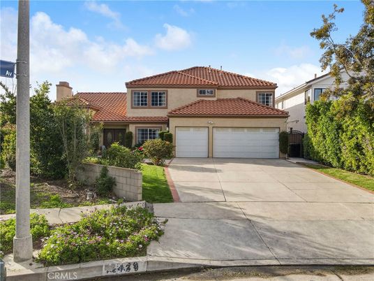 Attached, Exterior, Facade, Mediterranean