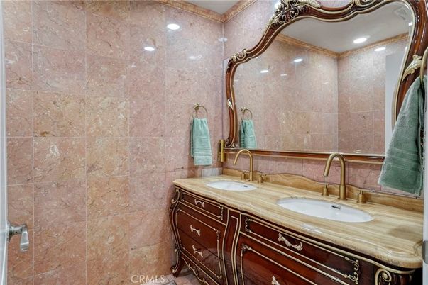 Bathroom, Dual Sink Vanities, Interior, Recessed Lighting