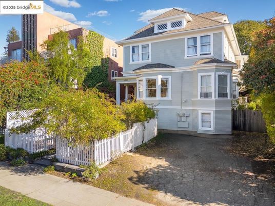 Exterior, Facade, American Foursquare