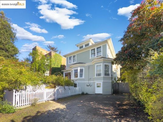 Exterior, Facade, American Foursquare