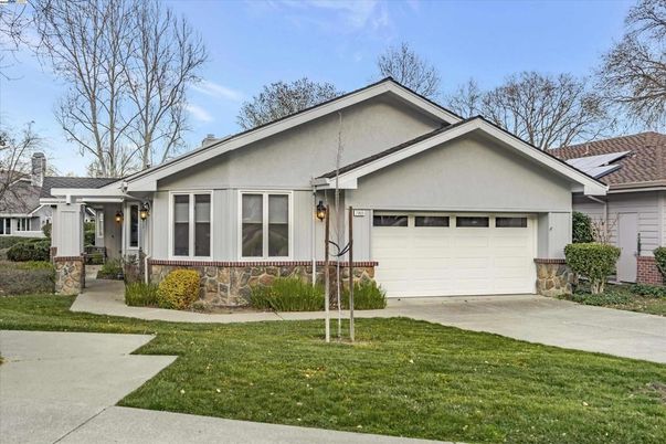 Attached, Exterior, Facade, Ranch