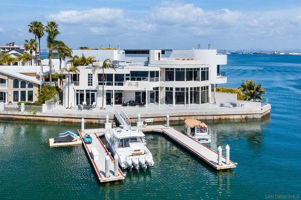 Exterior, Lake