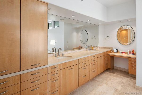 Bathroom, Dual Sink Vanities, Interior, Recessed Lighting