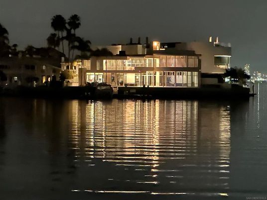 Exterior, Lake