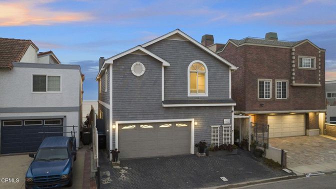 Attached, Exterior, Facade, Brick Facade, Rowhouse