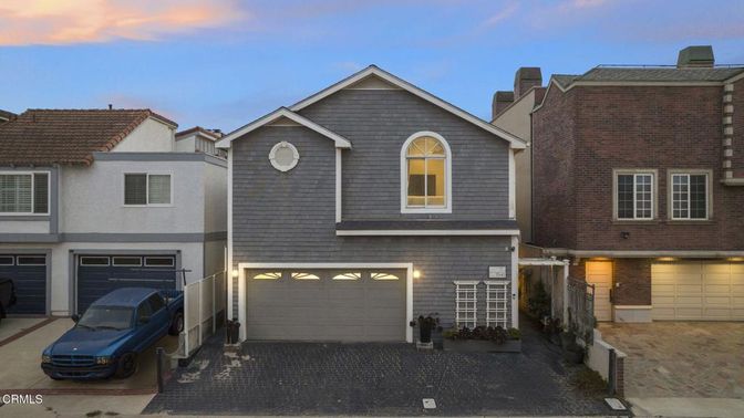 Attached, Exterior, Facade, Rowhouse