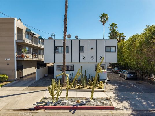 Exterior, Facade, Modern