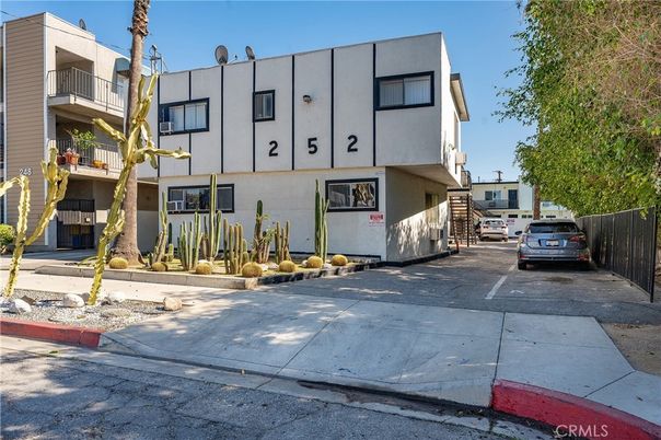 Exterior, Facade, Modern