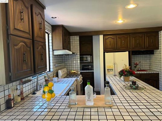 Dining room, Interior, Kitchen, Recessed Lighting, Tile Countertops