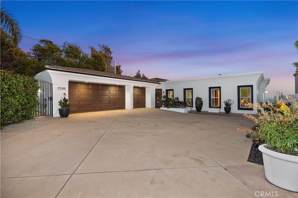Attached, Exterior, Facade, Ranch