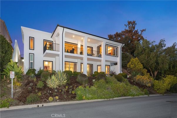 Exterior, Facade, Modern
