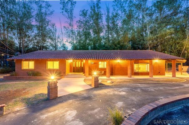 Backyard, Exterior, Facade, Ranch