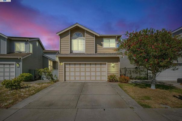 Attached, Exterior, Facade, American Craftsman