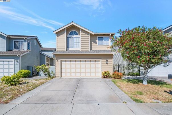Attached, Exterior, Facade, American Craftsman