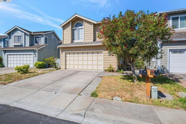 Attached, Exterior, Facade, American Craftsman