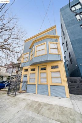 Exterior, Facade, Rowhouse