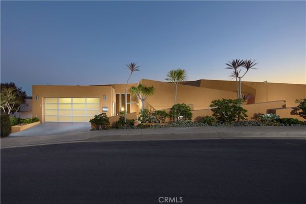 Attached, Exterior, Facade, Modern