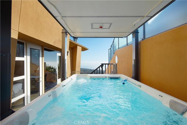 Exterior, Hot Tub, Interior, Pool