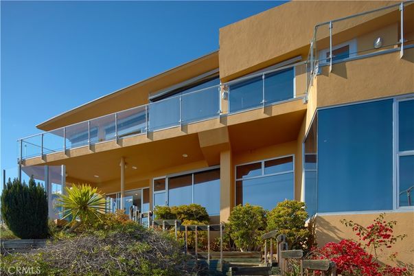Exterior, Facade, Modern