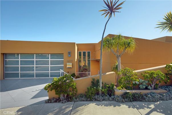 Attached, Exterior, Facade, Modern