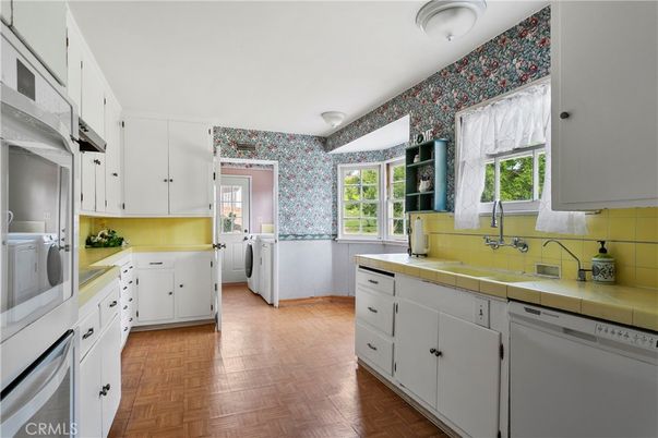 Interior, Kitchen, Tile Countertops, Washer, Wood Texture Flooring