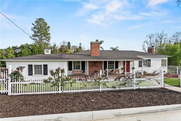 Backyard, Exterior, Facade, Brick Facade, Cape Cod
