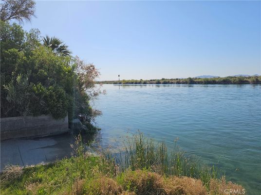Exterior, Lake