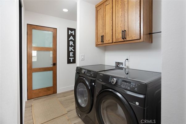 Interior, Recessed Lighting, Washer, Wood Texture Flooring