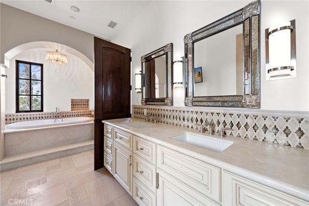 Bathroom, Dual Sink Vanities, Interior, Recessed Lighting