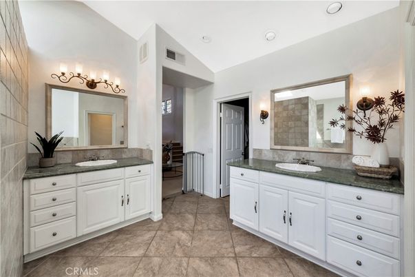 Bathroom, Dual Sink Vanities, Interior, Recessed Lighting