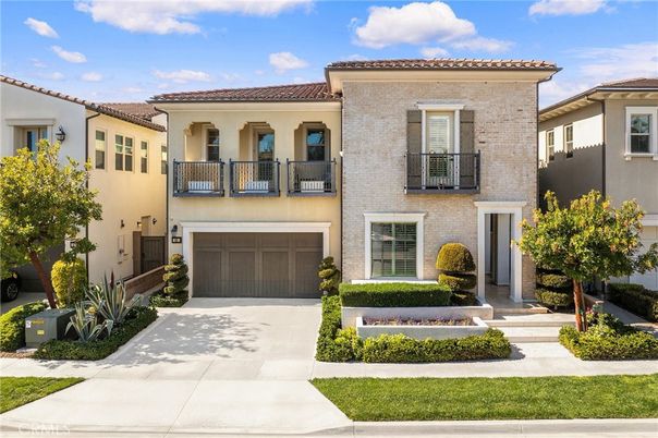 Attached, Exterior, Facade, Mediterranean