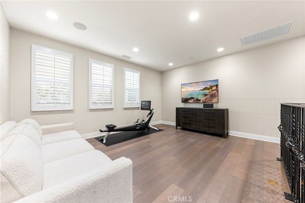 Fitness Equipment, Interior, Living room, Recessed Lighting, Wood Texture Flooring