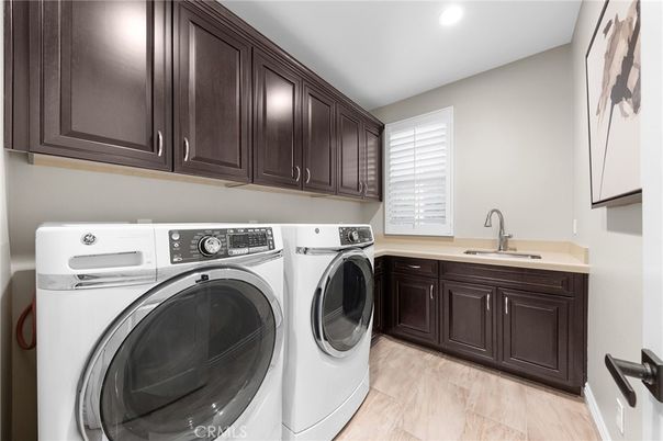 Interior, Recessed Lighting, Washer, Wood Texture Flooring