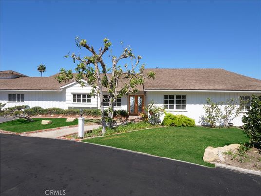 Exterior, Facade, Ranch