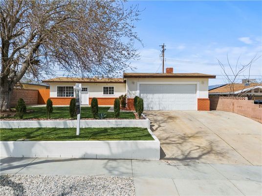 Attached, Exterior, Facade, Ranch